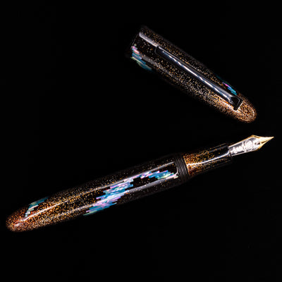 An overhead view of the Taccia Miyabi Bon Bori Aurora Glimmer Fountain Pen uncapped.