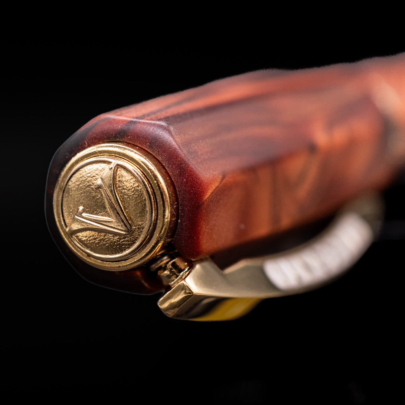 A zoomed-in view of the top of the cap and the Visconti finial for the Visconti Medici Briarwood Fountain Pen in Gold.