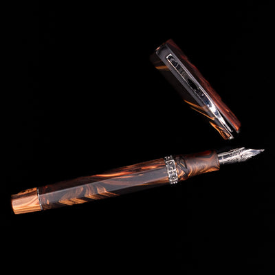 An overhead view of the Visconti Medici Briarwood Fountain Pen in Ruthenium uncapped. 