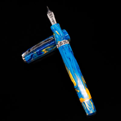 The uncapped Visconti Medici Palazzo Vecchio fountain pen laid across its cap, displaying Visconti’s distinct faceted design and luxurious silver trim.
