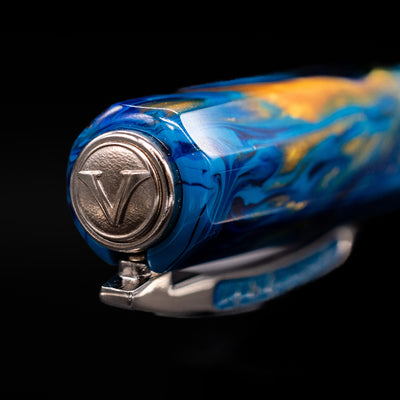 Zoomed-in shot of the top of the cap with Visconti’s logo on the Visconti Medici Palazzo Vecchio fountain pen.