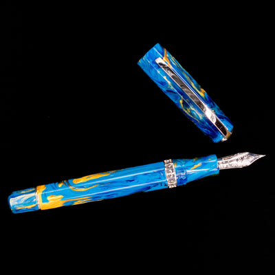 Overhead shot of the uncapped Visconti Medici Palazzo Vecchio fountain pen, displaying the iconic Visconti bridge clip.
