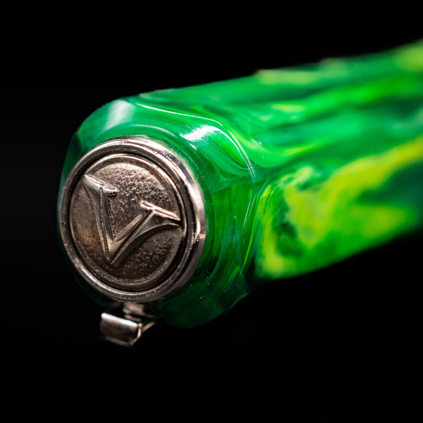 Zoomed-in view of the top of the cap with the finial on the Visconti Opera Carousel Fountain Pen - Green Mint.