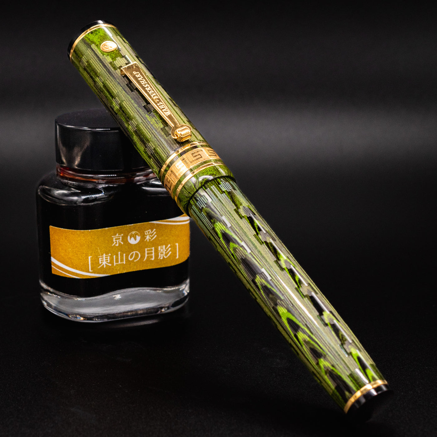 Wahl Eversharp Decoband Ebonite Green Ripple Chased Fountain Pen capped