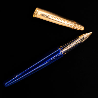 An overhead view of the Waterman Edson Sapphire Fountain Pen - Preowned uncapped.