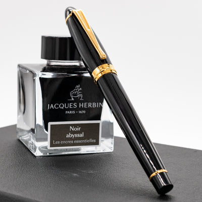 Aurora Ipsilon Resin Fountain Pen - Black capped
