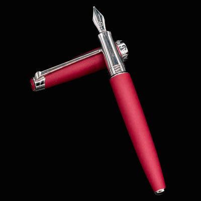 Overhead view of uncapped Léman V2 Burgundy pen with body resting on cap