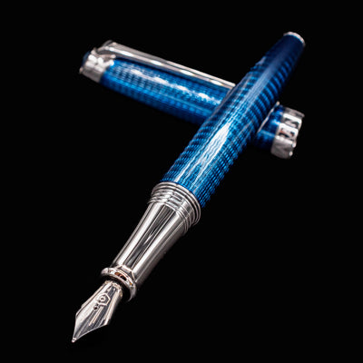 Léman V2 Grand Bleu pen uncapped with nib angled toward the lens
