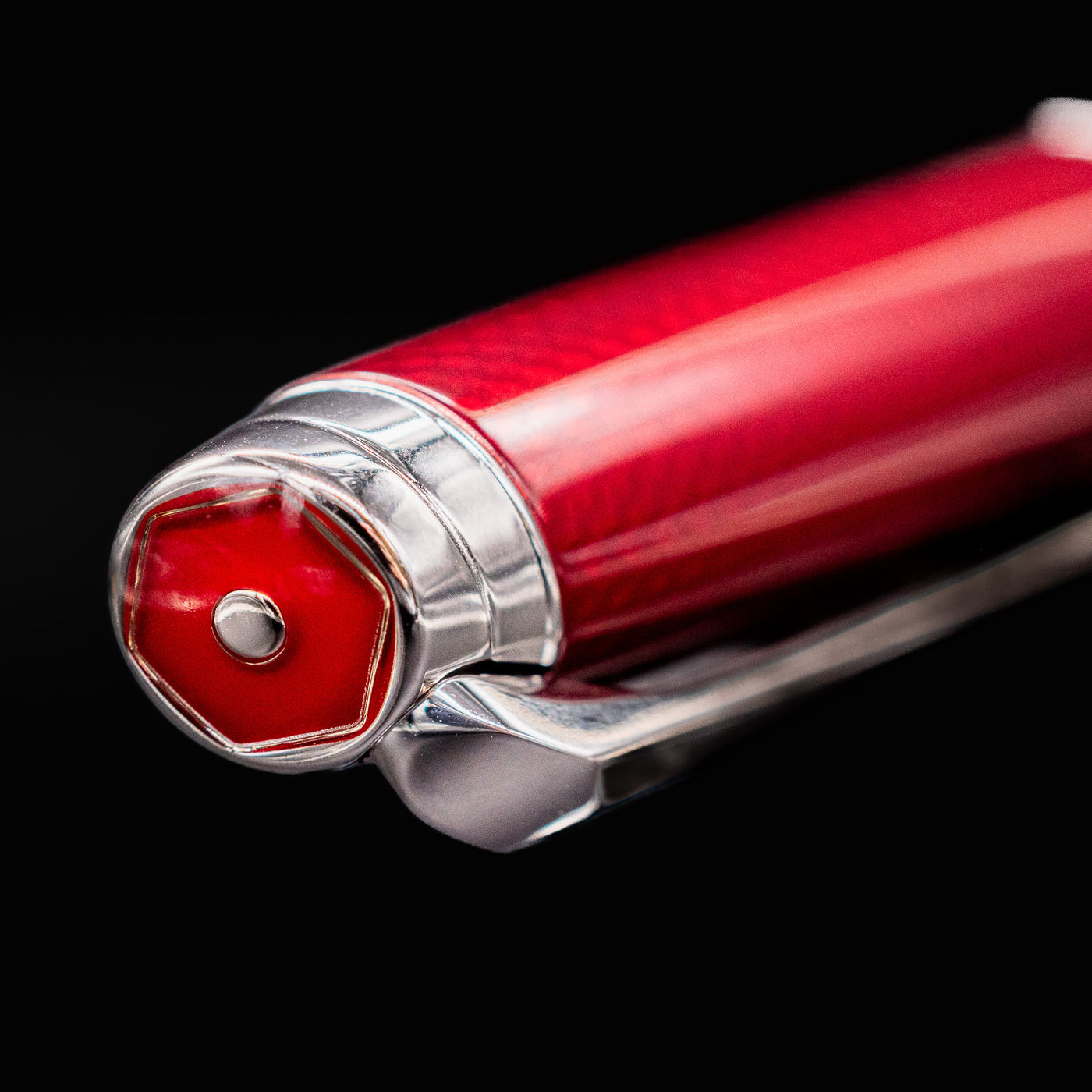 Closeup of cap finial on the Léman V2 Rouge Carmin