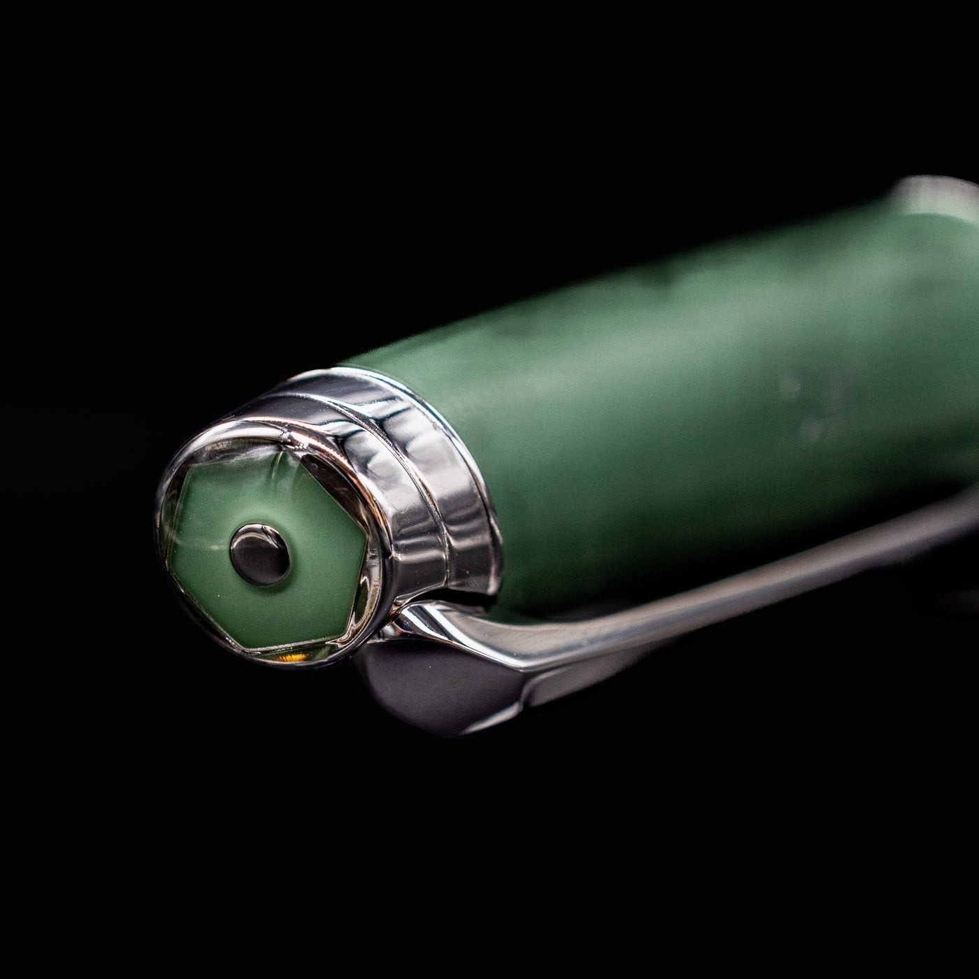 Closeup of the cap finial on the Léman Vert de Gris fountain pen, showcasing the lacquered hexagon emblem in matching Vert de Gris.