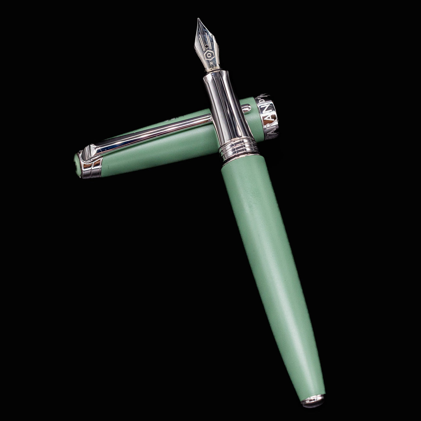 Top-down view of the uncapped Léman Vert de Gris pen with the body laying across the cap.

