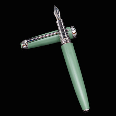 Top-down view of the uncapped Léman Vert de Gris pen with the body laying across the cap.

