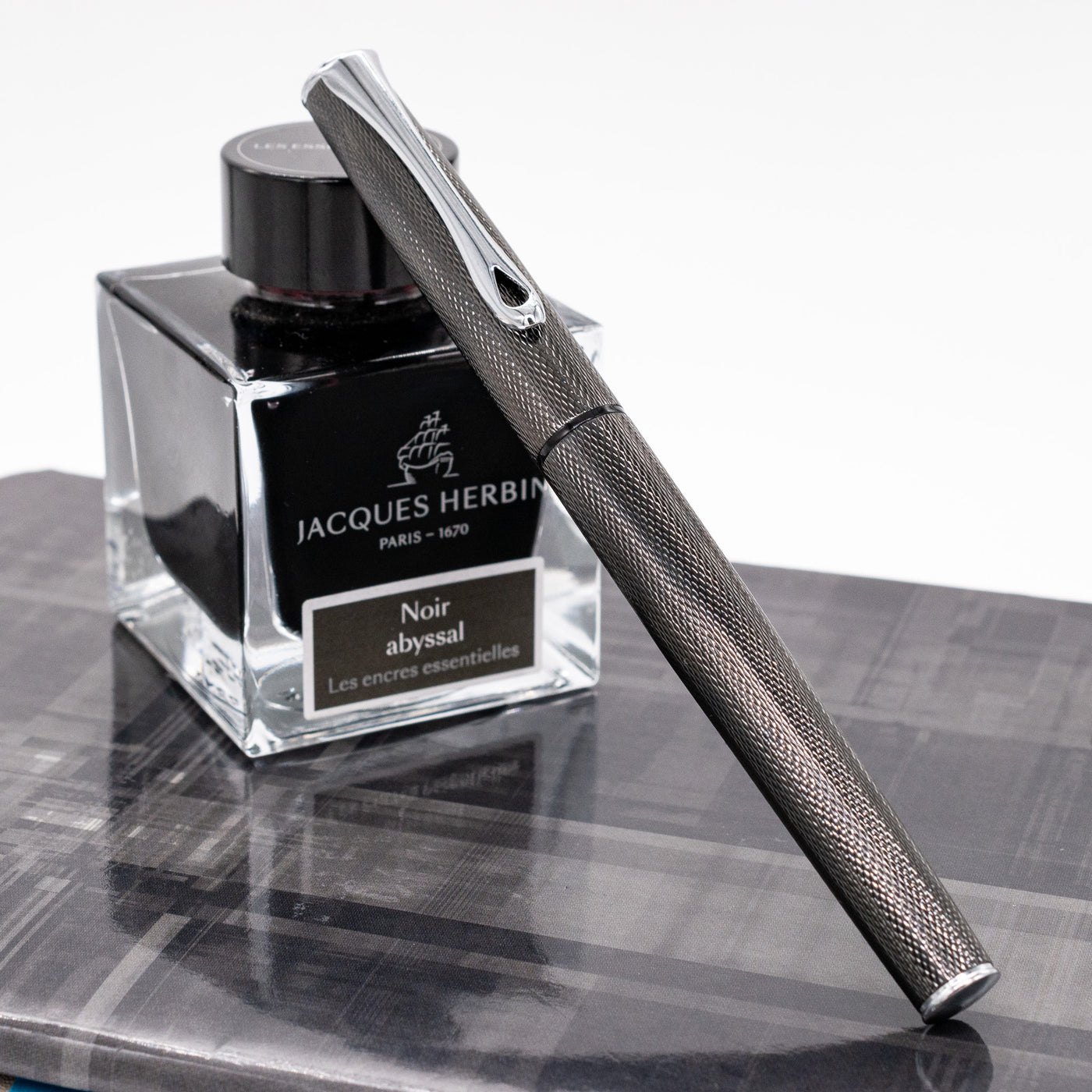 Diplomat Esteem Fountain Pen - Black Barley capped