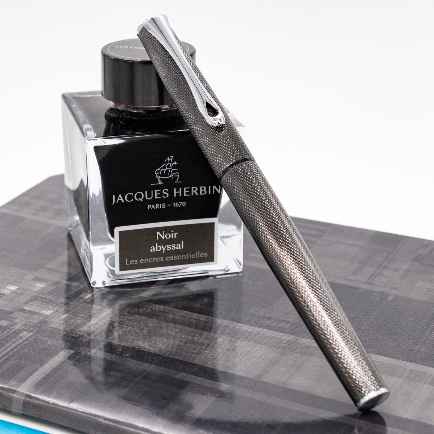 Diplomat Esteem Rollerball Pen - Black Barley capped
