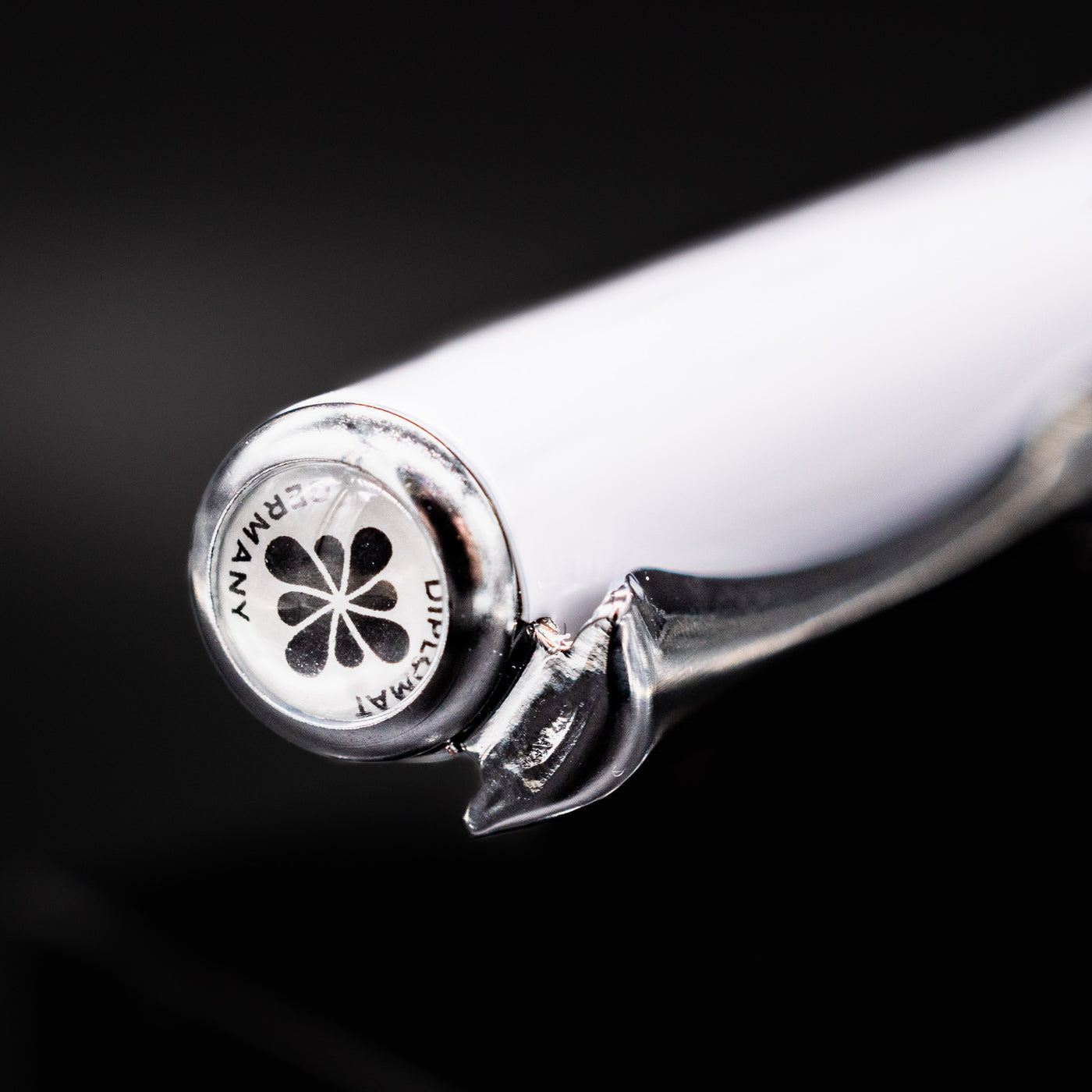 Closeup of the Diplomat Traveller Fountain Pen finial featuring the Diplomat Germany logo