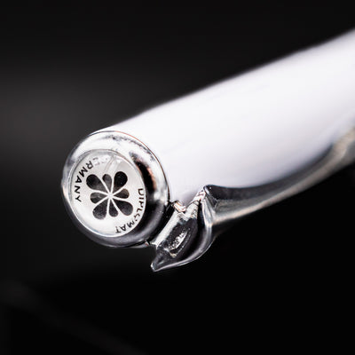 Closeup of the Diplomat Traveller Fountain Pen finial featuring the Diplomat Germany logo