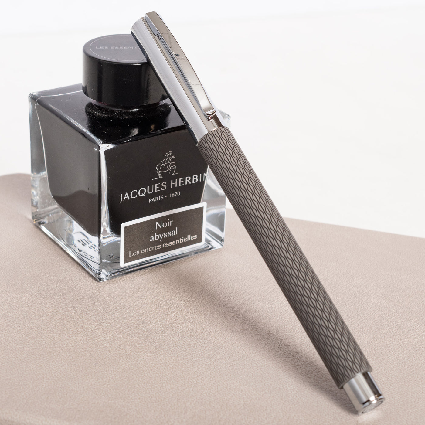 Faber-Castell Ambition OpArt Black Sand Fountain Pen capped