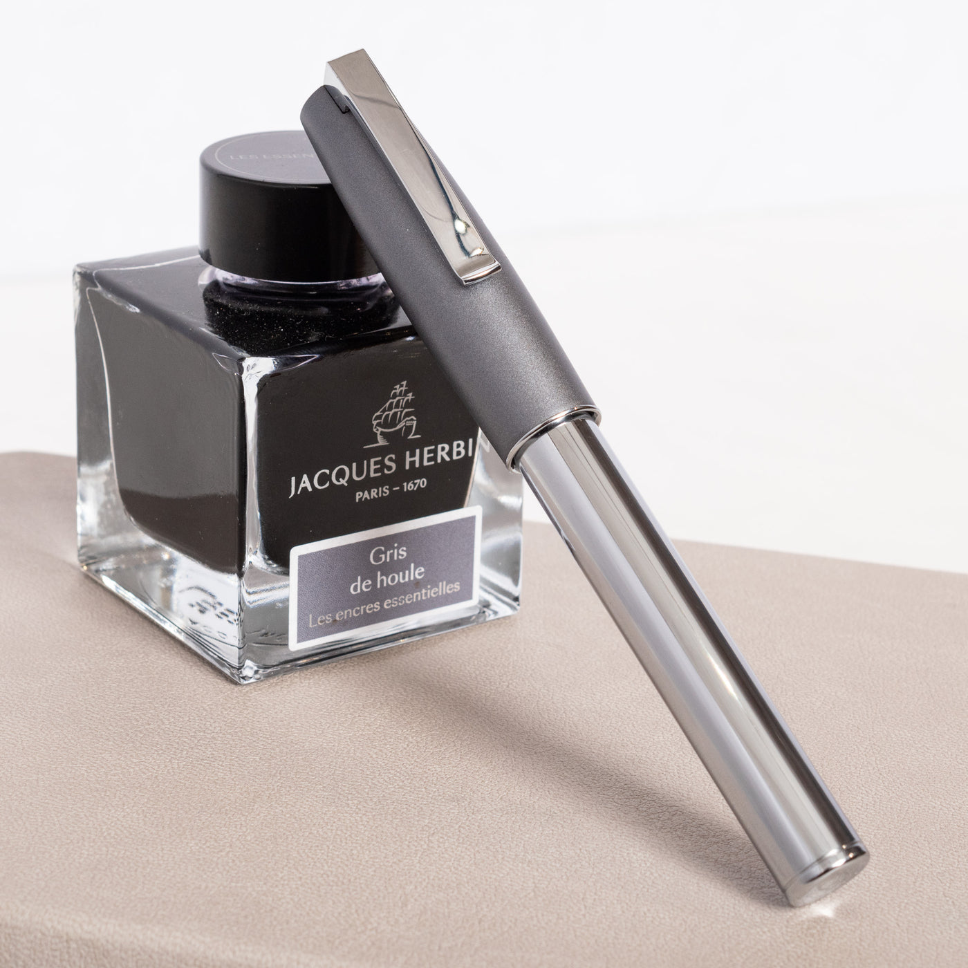 Faber-Castell Loom Metallic Grey Fountain Pen capped