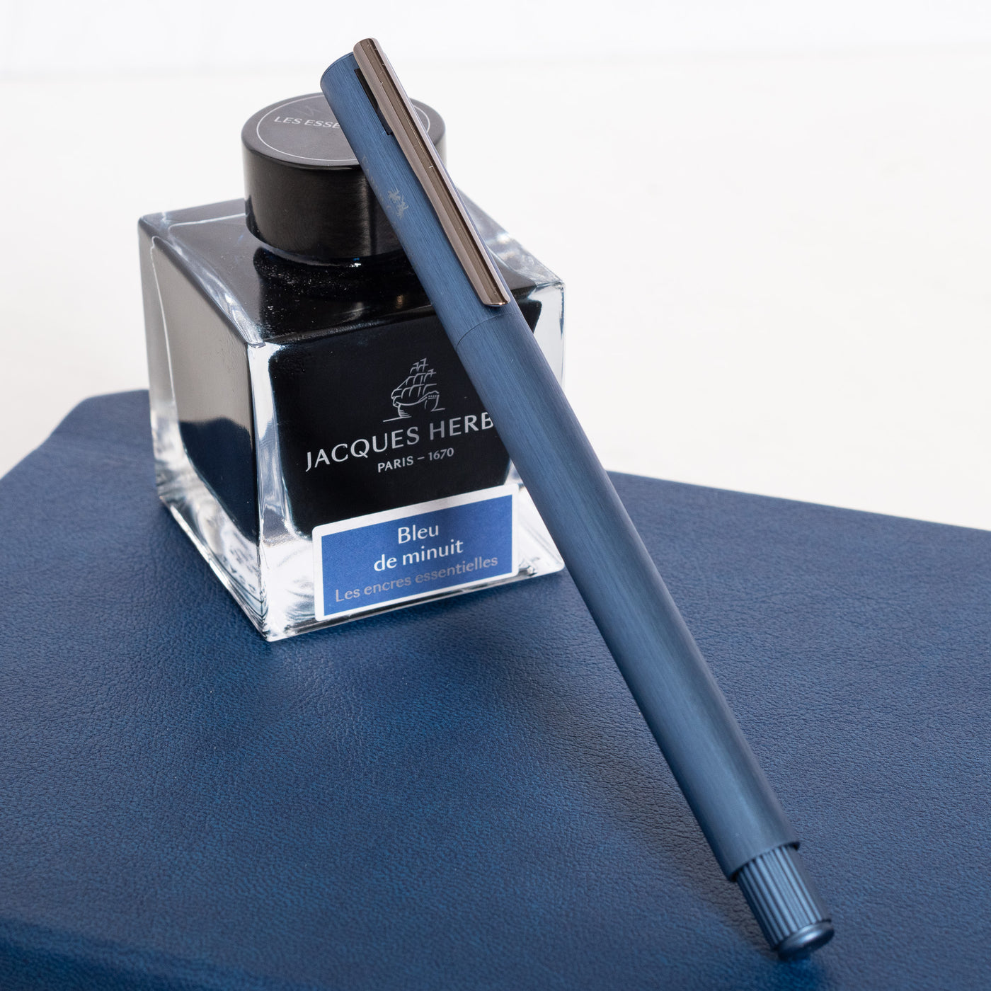 Faber-Castell NEO Slim Dark Blue Fountain Pen capped