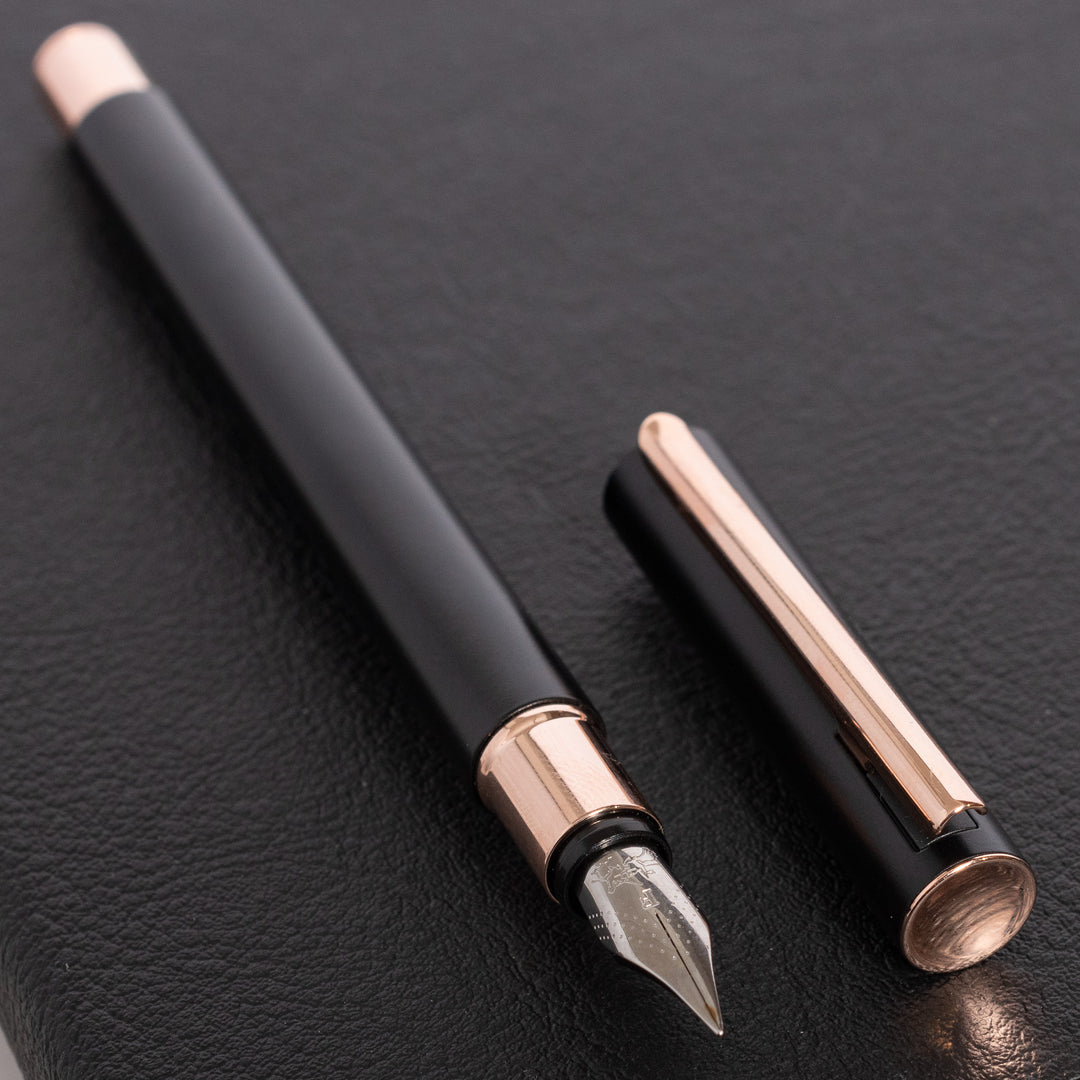 FABER-CASTELL Neo Slim Füllhalter Federbreite M, gold marshmallow Weiss