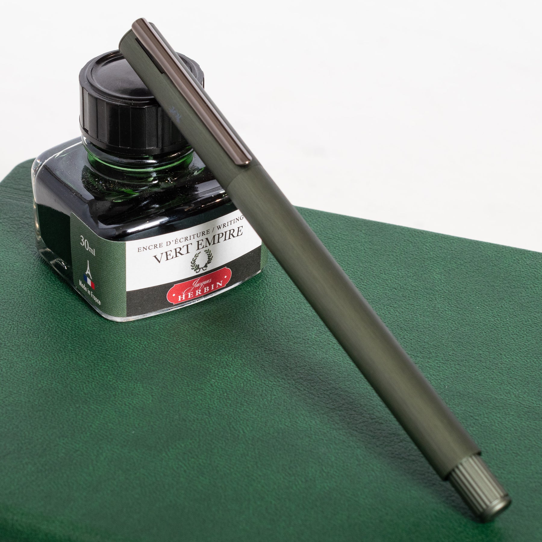 FABER-CASTELL Basic Metal Mat Gümüs Dolma Kalem 148520 FABER-CASTELL Basic Metal Mat Gümüs Dolma Kalem 148520