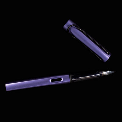 Detailed shot of the transparent grip section of the LAMY Al-Star Dark Dusk fountain pen