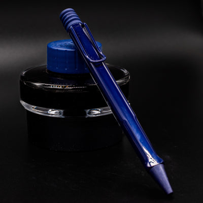 Side profile of capped LAMY Safari Dark Dusk ballpoint with black clip