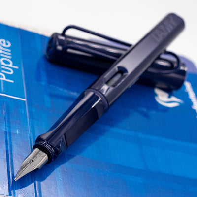 Ergonomic triangular grip on the Safari Dark Dusk fountain pen