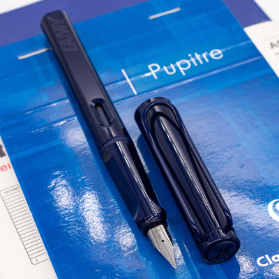 Side profile of the LAMY Safari Dark Dusk pen with clip visible