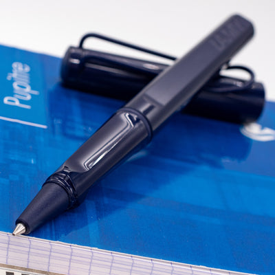 Close-up of rollerball tip on the LAMY Safari Dark Dusk pen