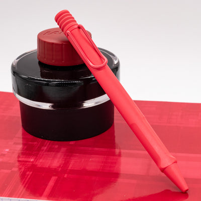 Side profile of LAMY Safari Sunset Coral ballpoint pen with matte pink finish