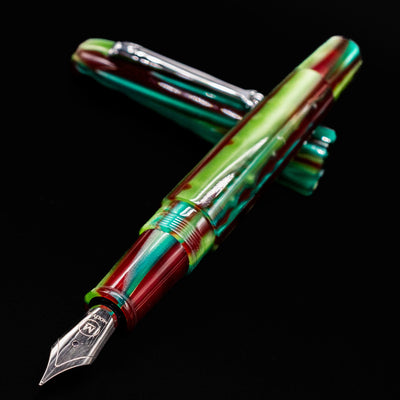 Angled view of the uncapped Molteni Modelo 71 Fountain Pen in Green and Rhodium with nib visible