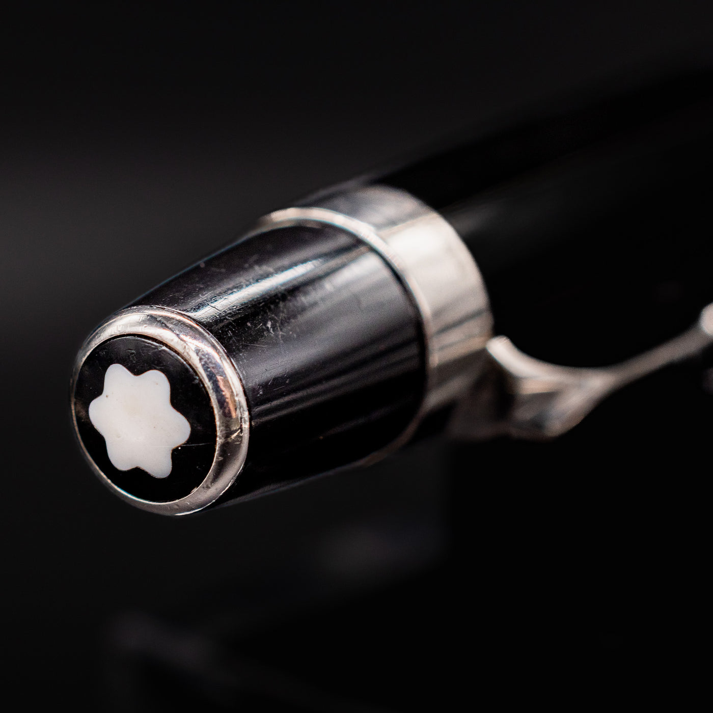 Close-up of Montblanc snowcap emblem on the Boheme No Stone Ballpoint Pen cap finial with platinum ring
