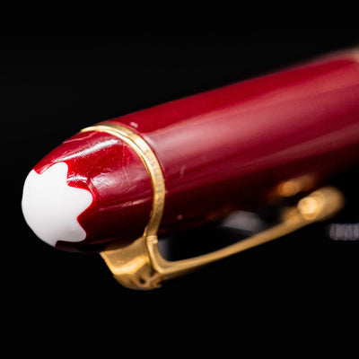 Close-up of the Montblanc Meisterstuck 114R Bordeaux & Gold Mozart Fountain Pen cap showing the white snowcap emblem and gold clip – Preowned