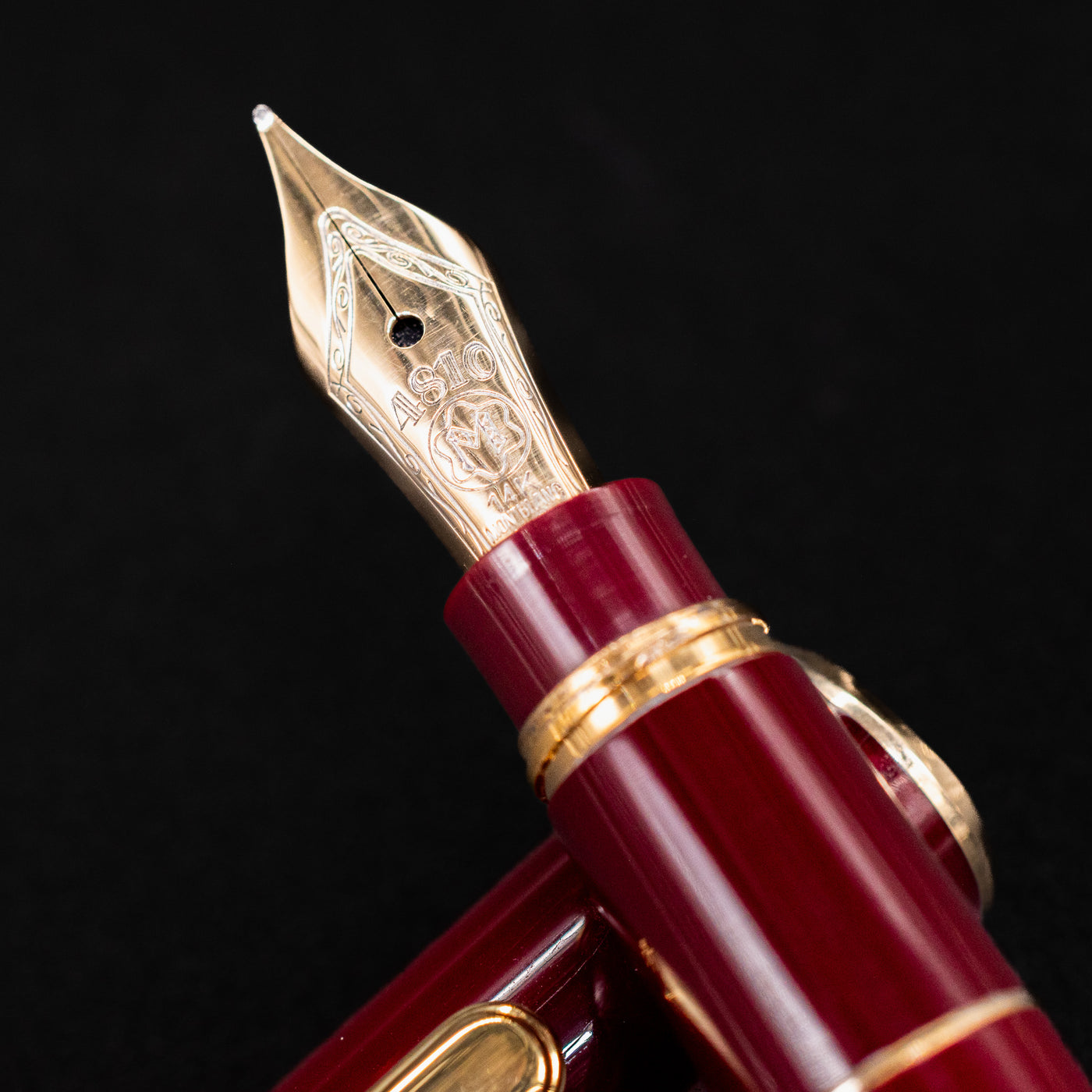 Close-up of the gold nib on the Montblanc Meisterstuck 114R Bordeaux & Gold Mozart Fountain Pen – Preowned