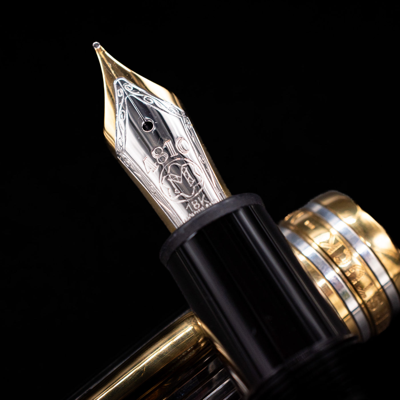 Extreme close-up of the Montblanc 18k gold nib engraved with “4810” on the Meisterstück 146DS Solitaire Doue LeGrand fountain pen
