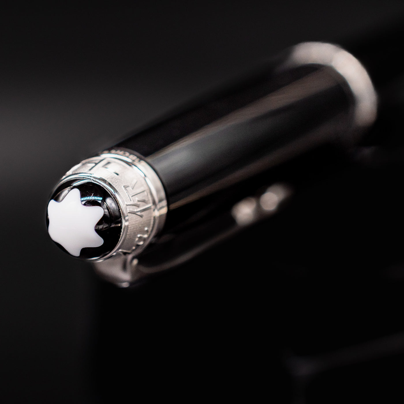 Montblanc white star emblem on the cap of the Meisterstück 164 UNICEF Ballpoint Pen – close-up detail