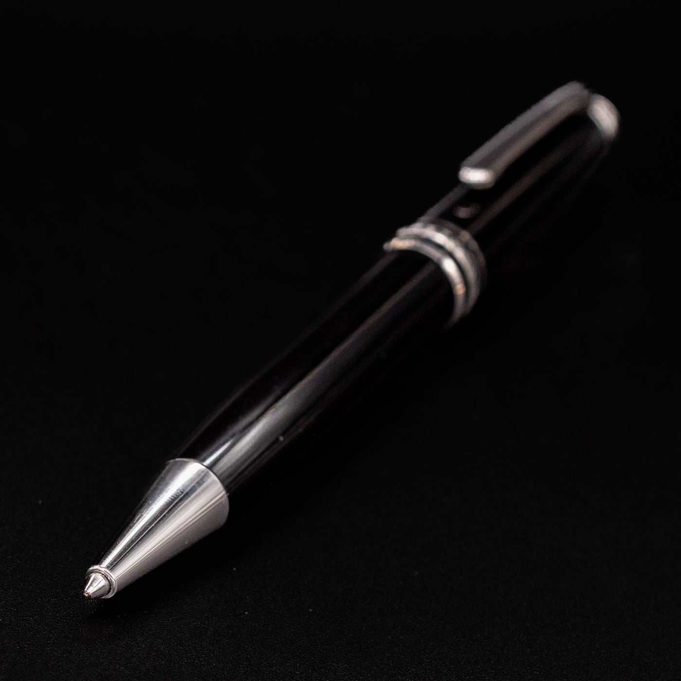 Close-up of the Montblanc Meisterstück 164 UNICEF ballpoint tip with platinum trim – preowned