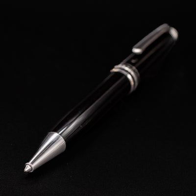 Close-up of the Montblanc Meisterstück 164 UNICEF ballpoint tip with platinum trim – preowned