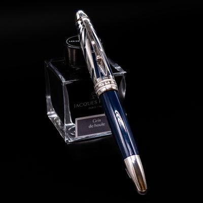 Flatlay of the Montblanc Meisterstück The Origin Collection Solitaire Doue LeGrand Fountain Pen in its closed position with a blue cap.