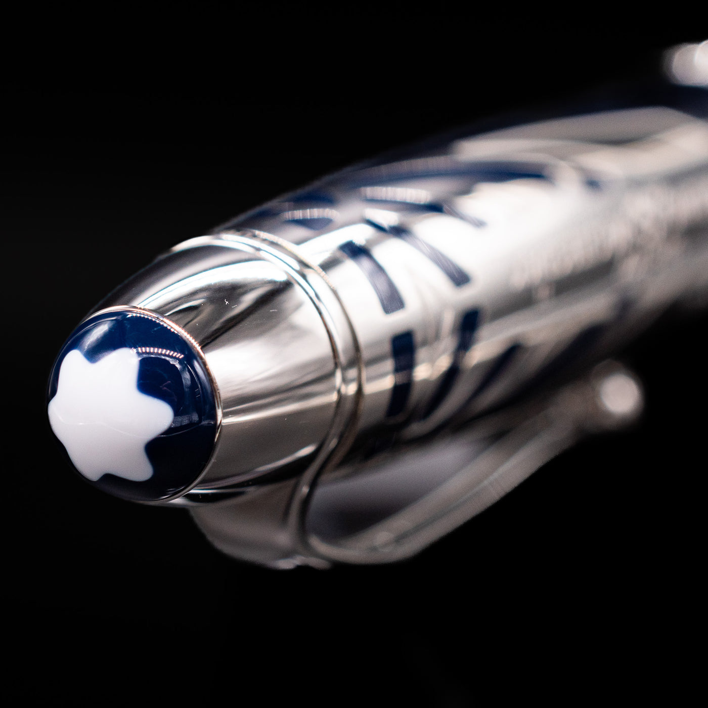 Macro shot of the Montblanc snowcap emblem on the cap of the Meisterstück Origin Collection Doue LeGrand Fountain Pen.