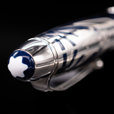 Macro shot of the Montblanc snowcap emblem on the cap of the Meisterstück Origin Collection Doue LeGrand Fountain Pen.