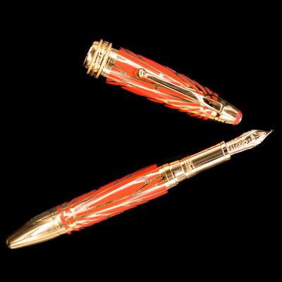 Flatlay of Montblanc Meisterstuck The Origin Collection Solitaire Doue LeGrand Fountain Pen with cap placed above the pen body.