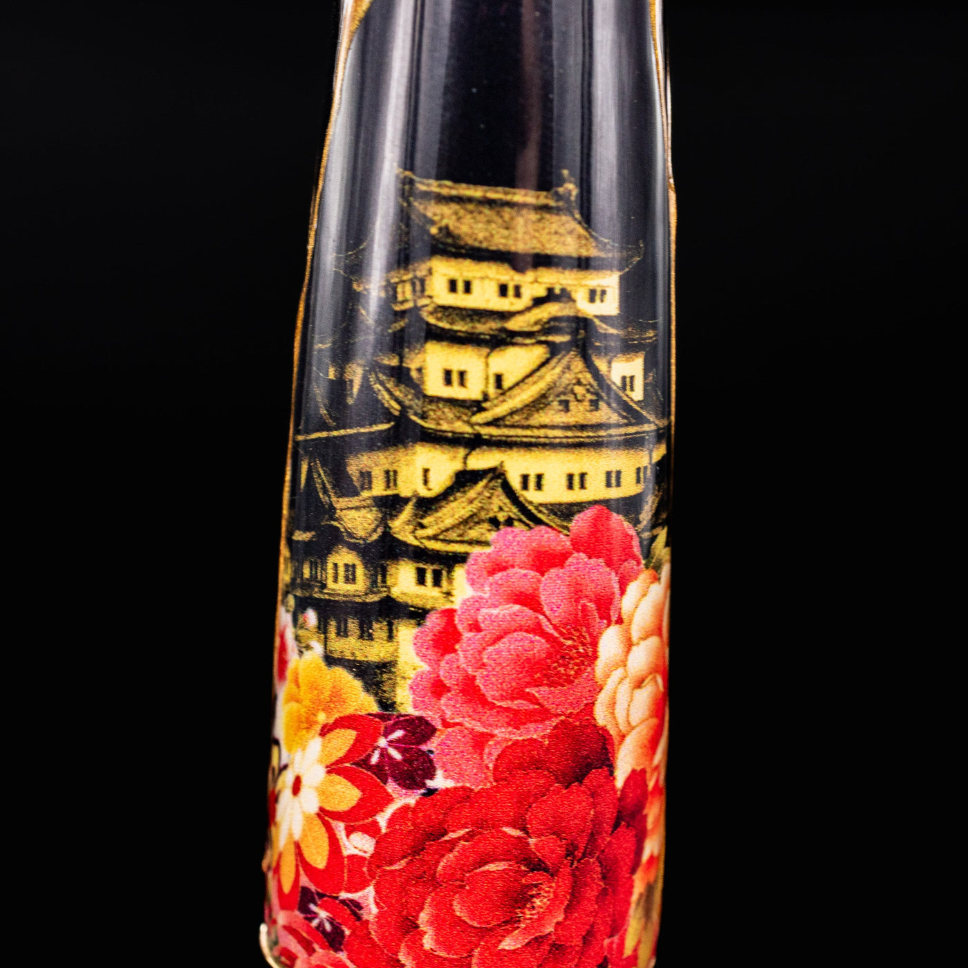Hand-painted Japanese flowers and pagoda building on Bijo-To-Yaju fountain pen

