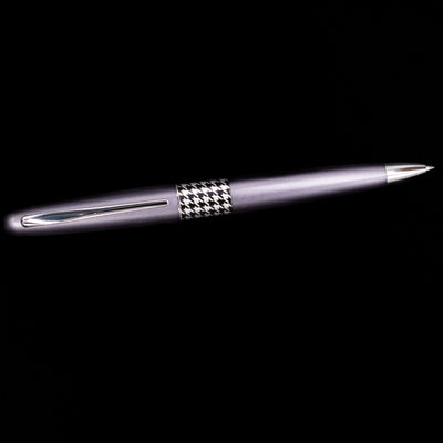 Full side view of the Pilot Metropolitan Pop Ballpoint Pen in Grey with houndstooth center band