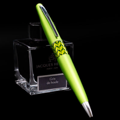 Pilot Metropolitan Pop Ballpoint Pen in green resting on Jacques Herbin Gris de Houle ink bottle
