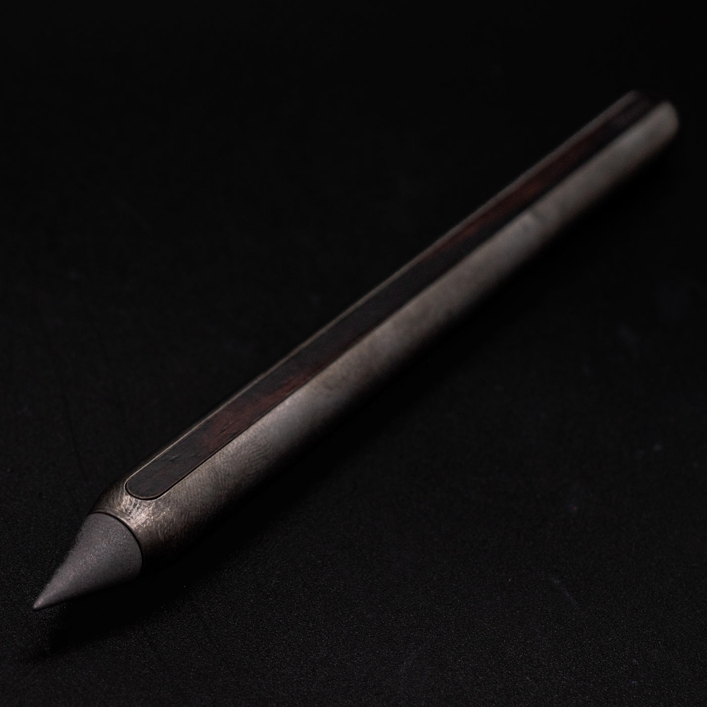 Stilform AEON Pencil Titanium DLC - closeup of magnetic graphite tip