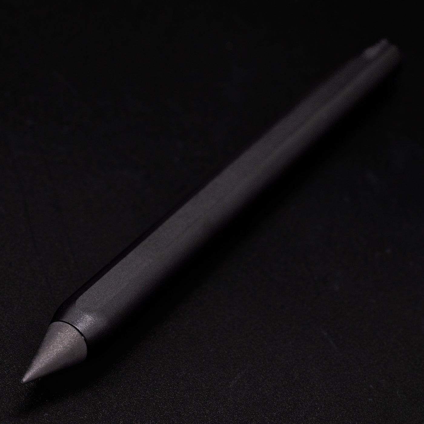 Stilform AEON Pencil Warp Black - closeup of magnetic graphite tip