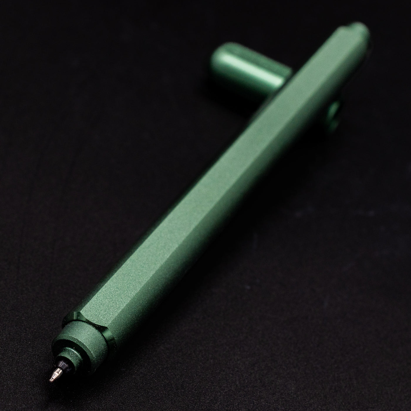 Stilform ARC Gel Pen Aurora Green - tip closeup, uncapped and leaning toward camera