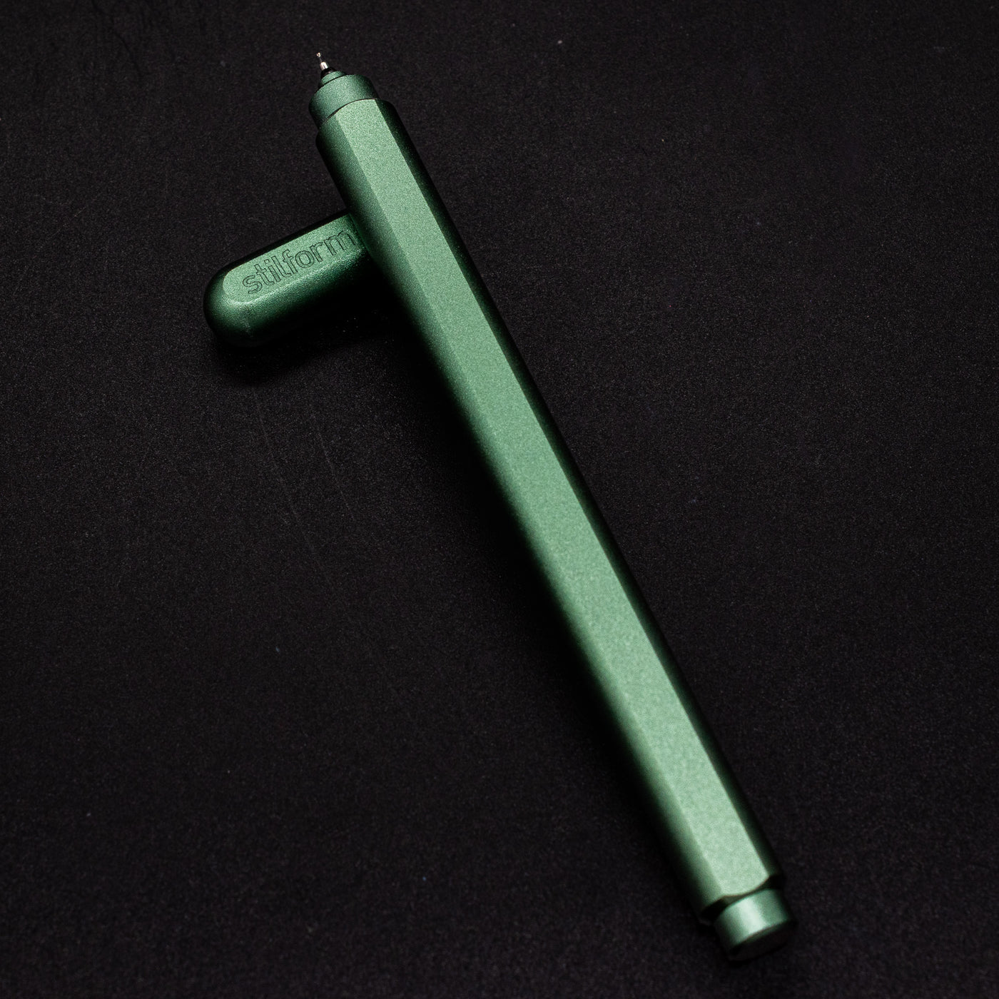 Stilform ARC Gel Pen Aurora Green - barrel leaning on cap, uncapped view